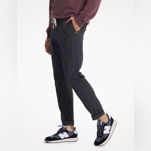 Vuori Black Joggers - Reposhed because they are women’s style.